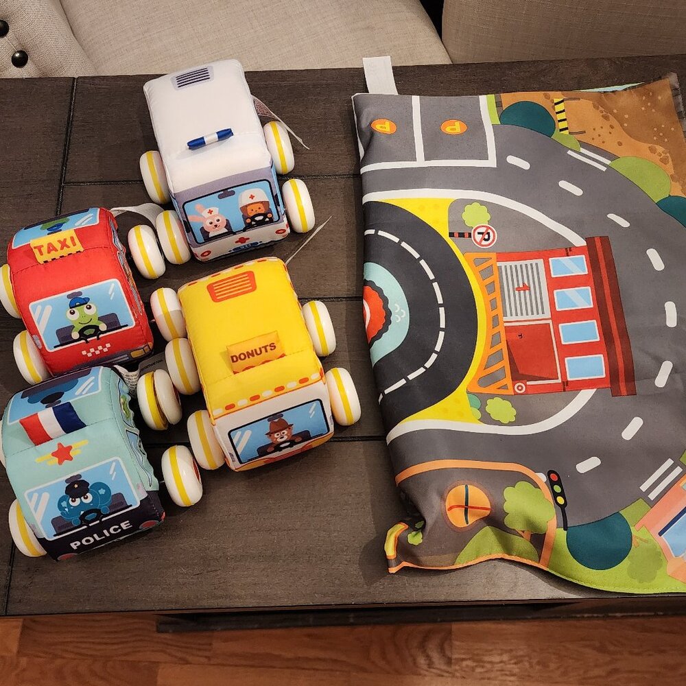 4 pieces soft bodied pull back cars with carrying bag